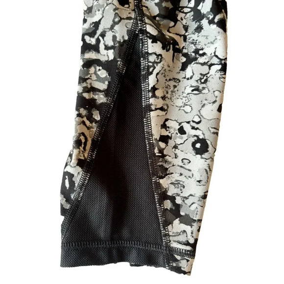 Under Armor Women's Size Medium Cropped Leggings Logo Running Gym Workout Mesh - Picture 5 of 7